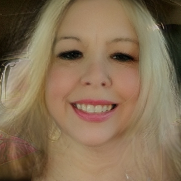 Meet your Posher, Lisa - Picture 2 of 4